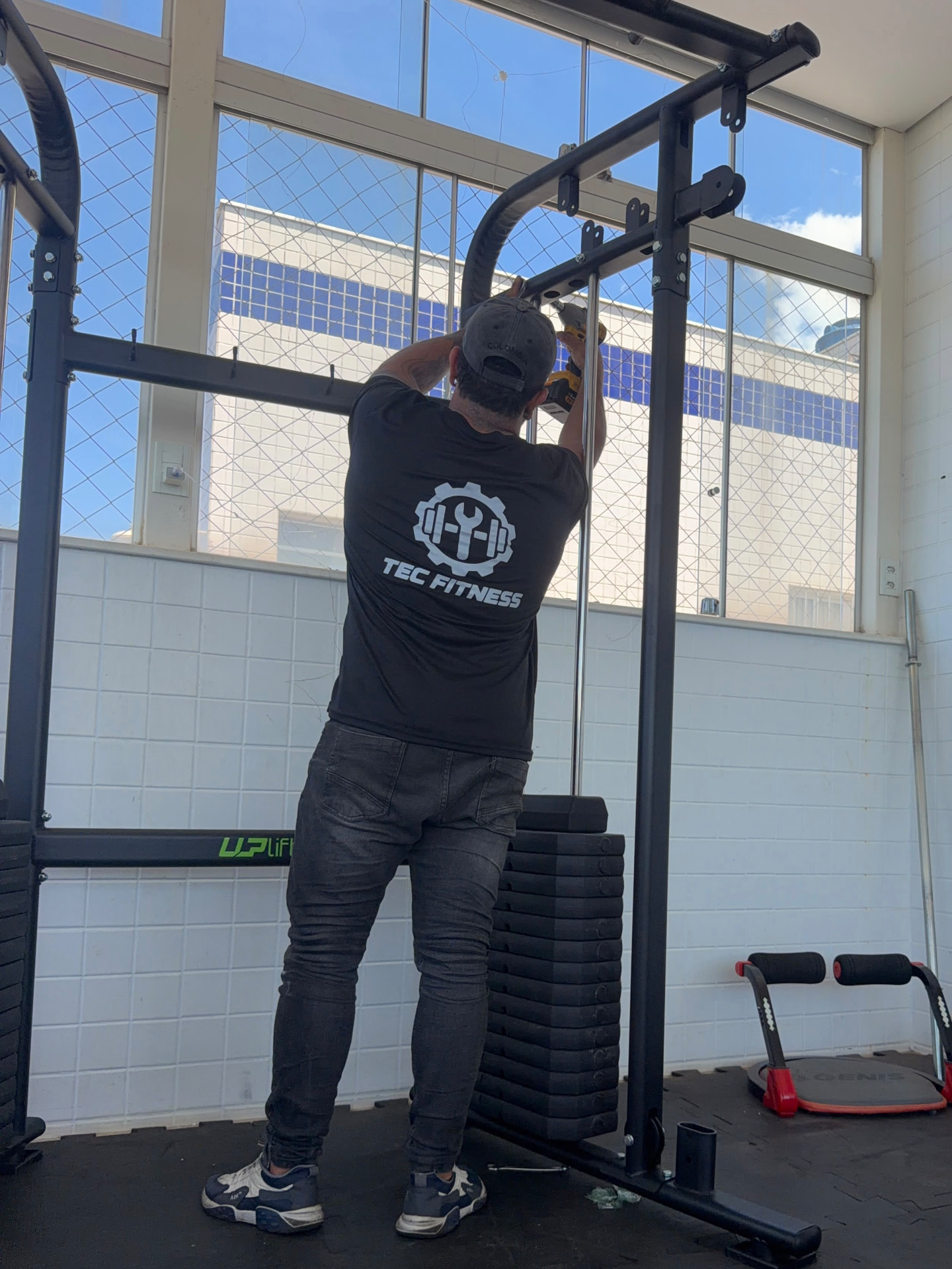 Técnico da Tec Fitness fazendo manutenção em aparelho de musculação